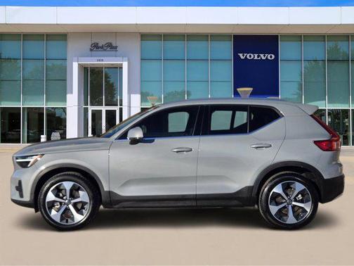 2025 Volvo XC40 B5 Core Bright Theme