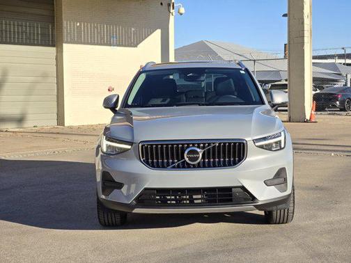 2025 Volvo XC40 B5 Core Bright Theme