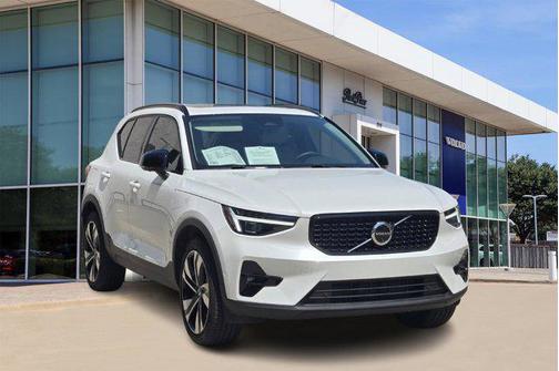 2025 Volvo XC40 B5 Ultra Dark Theme