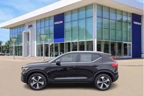 2025 Volvo XC40 B5 Core Bright Theme