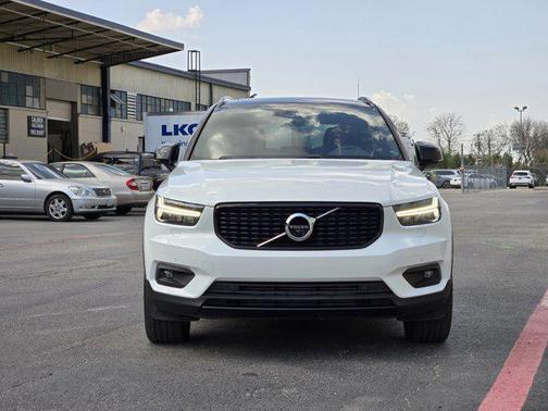 2022 Volvo XC40 T5 R-Design