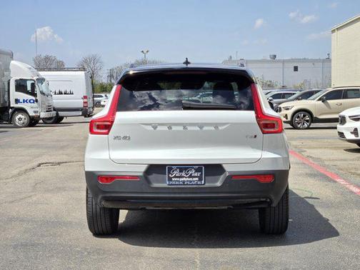 2022 Volvo XC40 T5 R-Design