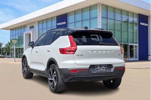2022 Volvo XC40 T5 R-Design