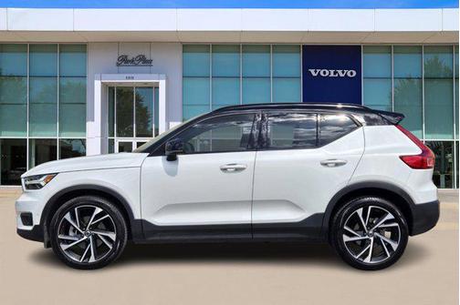 2022 Volvo XC40 T5 R-Design