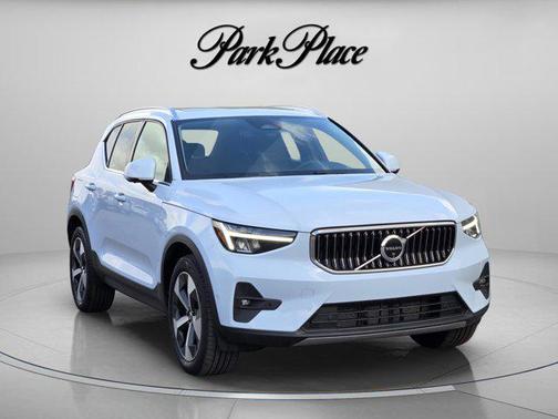 2025 Volvo XC40 B5 Plus Bright Theme