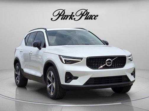 Crystal White 2026 Volvo XC40 Plus, B5 AWD Gas (mild hybrid), Dark