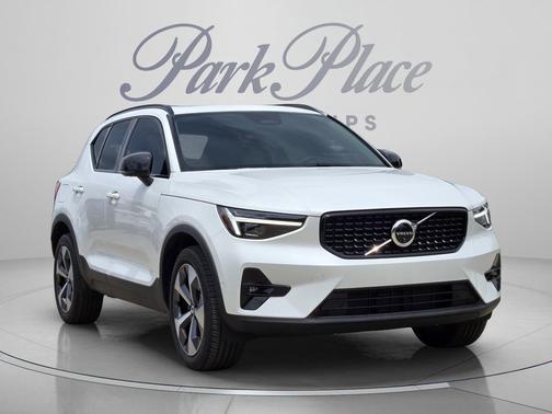 Crystal White 2026 Volvo XC40 Plus, B5 AWD Gas (mild hybrid), Dark