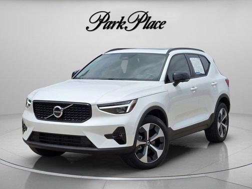 Crystal White 2026 Volvo XC40 Plus, B5 AWD Gas (mild hybrid), Dark
