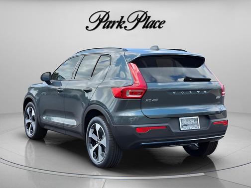 Forest Lake 2026 Volvo XC40 Plus, B5 AWD Gas (mild hybrid), Dark
