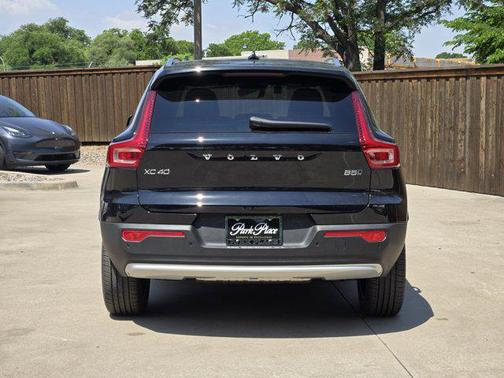 2025 Volvo XC40 B5 Core Bright Theme