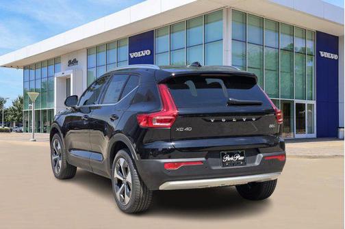 2025 Volvo XC40 B5 Core Bright Theme