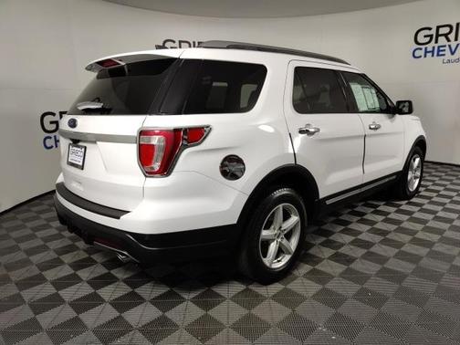 Photo 4 of 35 of 2018 Ford Explorer XLT