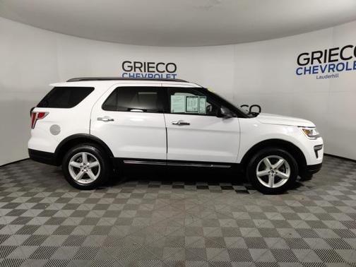 Photo 3 of 35 of 2018 Ford Explorer XLT