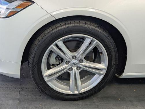 Crystal White Pearl Metallic 2018 Volvo S90 T5 Momentum