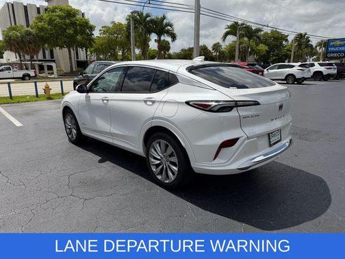 White Frost Tricoat 2025 Buick Envista Avenir FWD