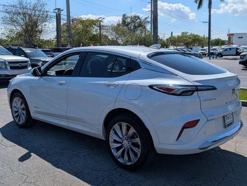 White Frost Tricoat 2025 Buick Envista Avenir FWD