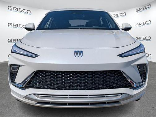 White Frost Tricoat 2025 Buick Envista Avenir FWD