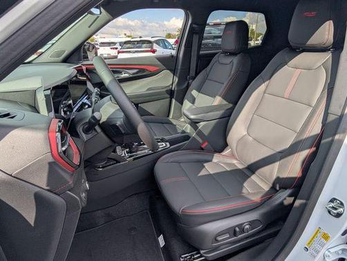 Iridescent Pearl Tricoat 2026 Chevrolet Trailblazer RS