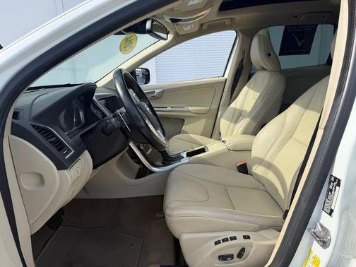Crystal White Pearl 2014 Volvo XC60 T6 R-Design
