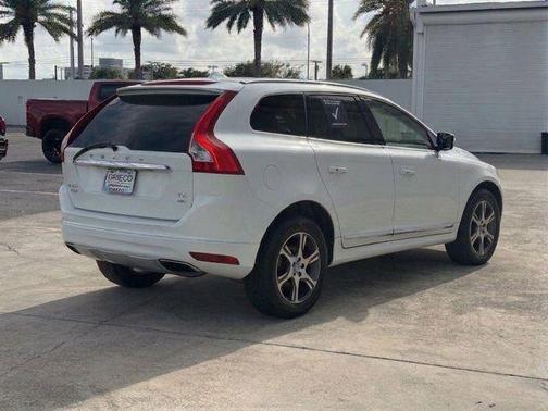 Crystal White Pearl 2014 Volvo XC60 T6 R-Design