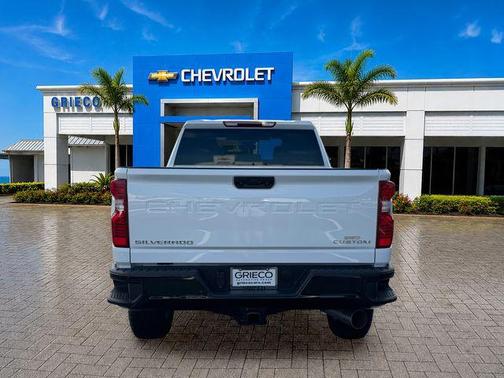 Summit White 2026 Chevrolet Silverado 2500 Custom