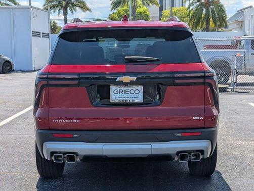 Radiant Red Tintcoat 2026 Chevrolet Traverse LT
