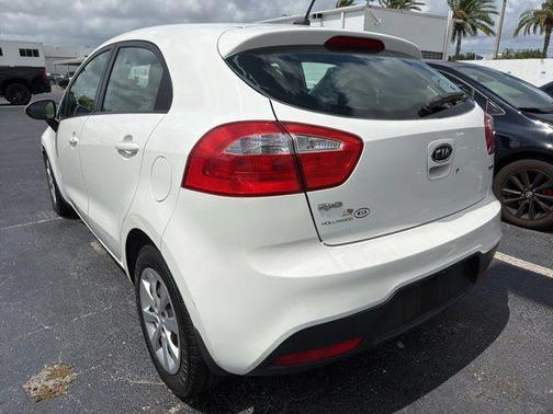 Clear White 2013 Kia Rio LX