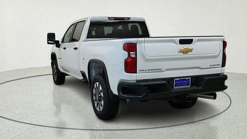Summit White 2026 Chevrolet Silverado 2500 Custom
