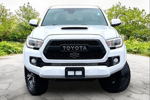 Super White 2018 Toyota Tacoma TRD Sport