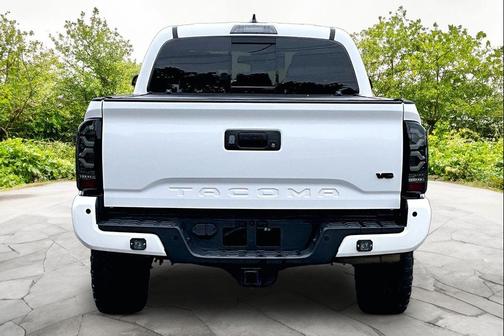 Super White 2018 Toyota Tacoma TRD Sport