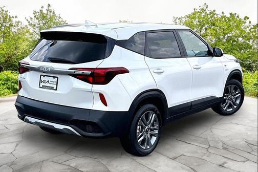Snow White Pearl 2023 Kia Seltos LX