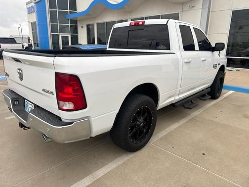 Bright White Clearcoat 2019 RAM 1500 Classic SLT