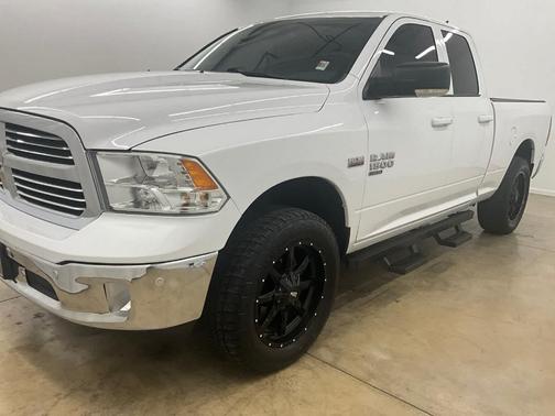 Bright White Clearcoat 2019 RAM 1500 Classic SLT