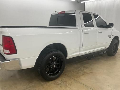 Bright White Clearcoat 2019 RAM 1500 Classic SLT