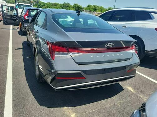 2024 Hyundai ELANTRA SE