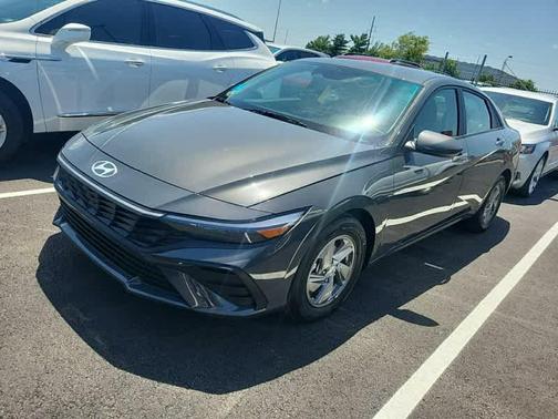 2024 Hyundai ELANTRA SE