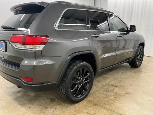 Granite Crystal Clearcoat Metallic 2020 Jeep Grand Cherokee Laredo E