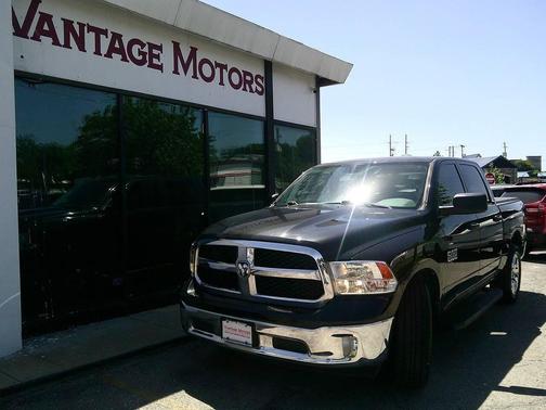 Brilliant Black Crystal Pearlcoat 2019 RAM 1500 Tradesman