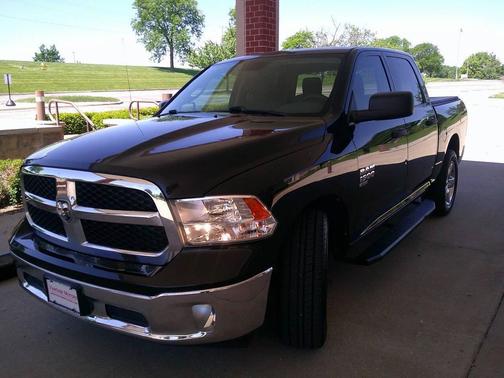 Brilliant Black Crystal Pearlcoat 2019 RAM 1500 Tradesman