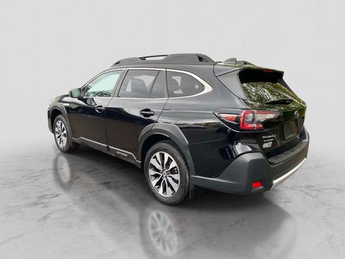 Crystal Black Silica 2024 Subaru Outback Limited