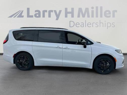 2025 Chrysler Pacifica Hybrid Select