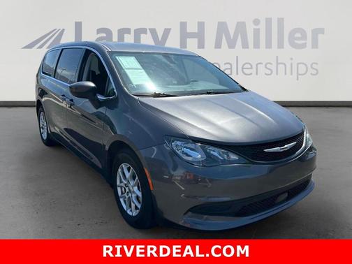 2022 Chrysler Voyager LX