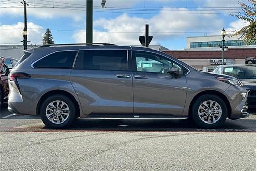 2024 Toyota Sienna XLE 8 Passenger