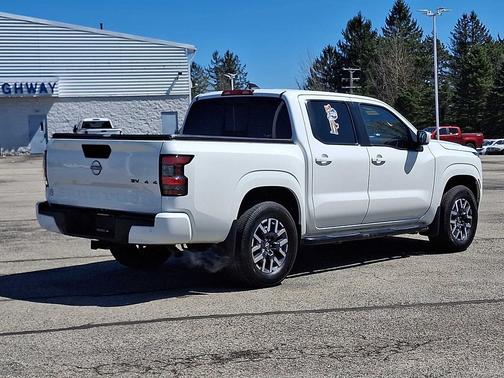 Glacier White 2022 Nissan Frontier Crew Cab 4x4 SV Auto