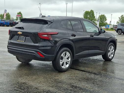 Mosaic Black Metallic 2024 Chevrolet Trax FWD 4dr LS