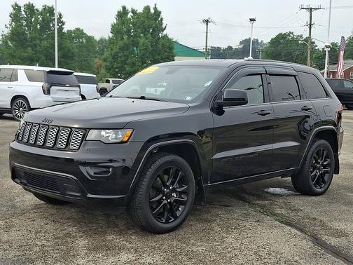 Diamond Black Crystal Pearlcoat 2022 Jeep Grand Cherokee WK Laredo X 4x4