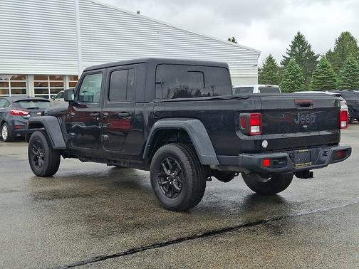 Black Clearcoat 2022 Jeep Gladiator Altitude 4x4