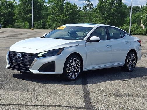 Pearl White Tricoat 2023 Nissan Altima 2.5 SL AWD Sedan