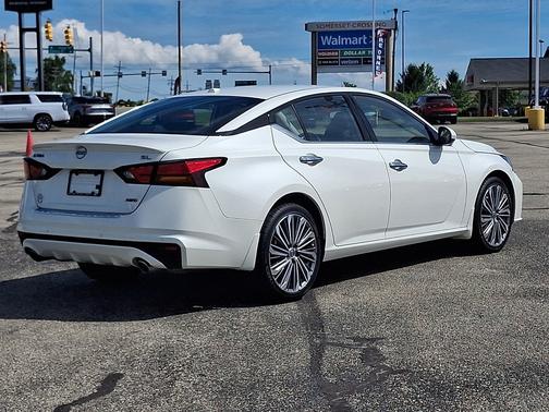 Pearl White Tricoat 2023 Nissan Altima 2.5 SL AWD Sedan