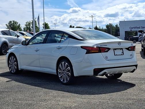 Pearl White Tricoat 2023 Nissan Altima 2.5 SL AWD Sedan
